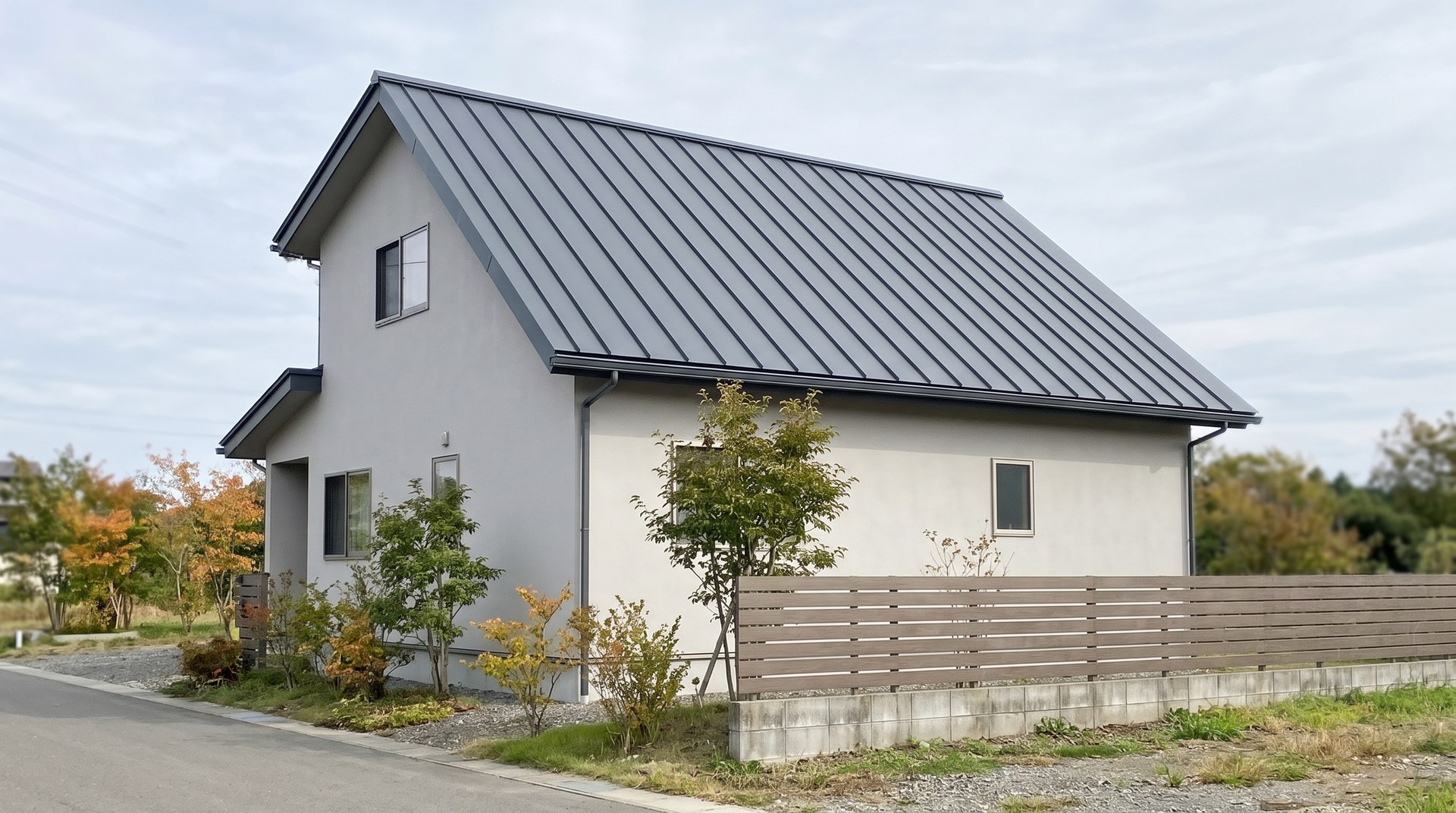 金属屋根を重ねた、塗り替え後の2階建ての家（AIで作った見本の画像）