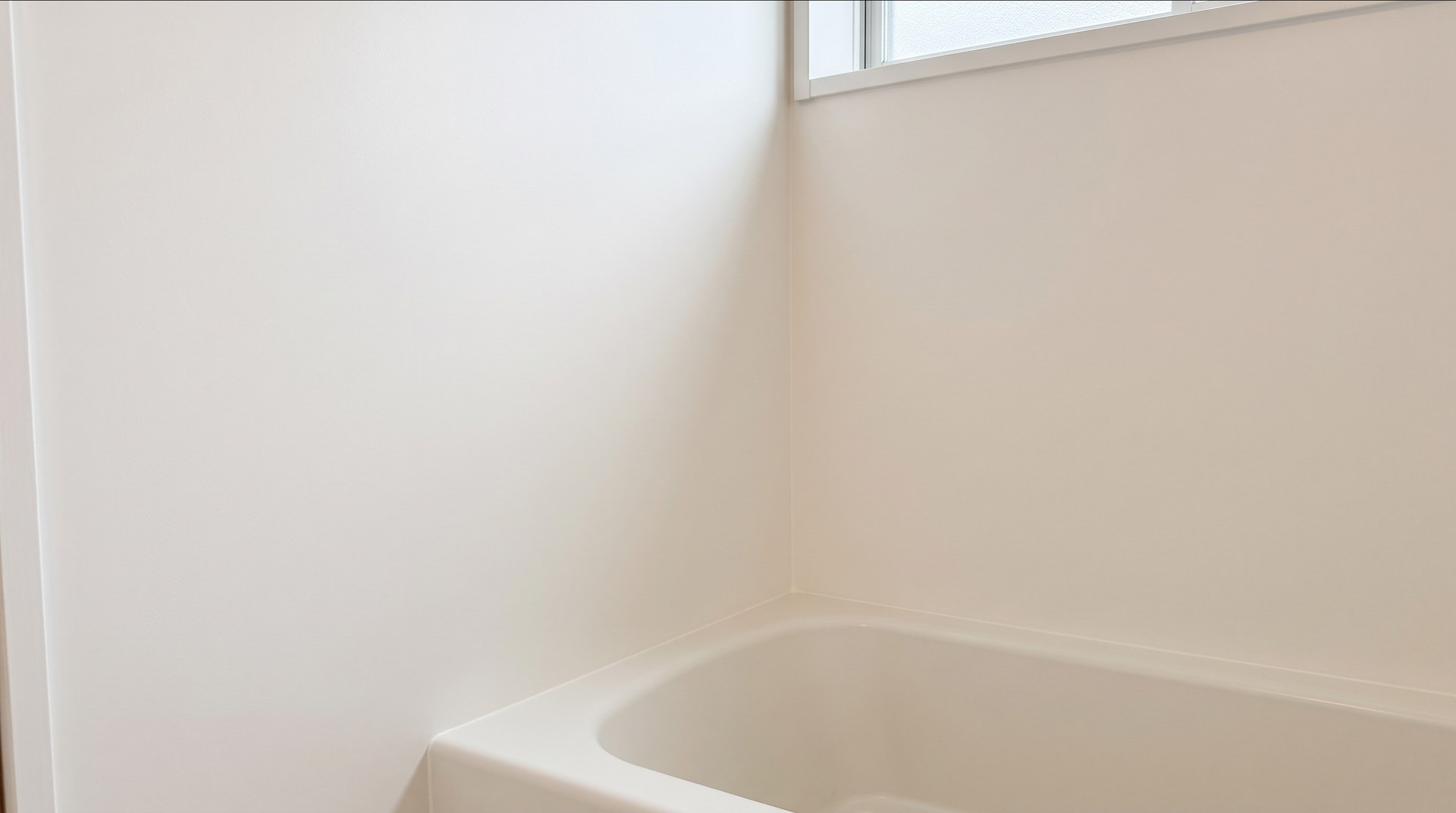 塗装を終えた、集合住宅の浴室の壁（AIで作った見本の画像）